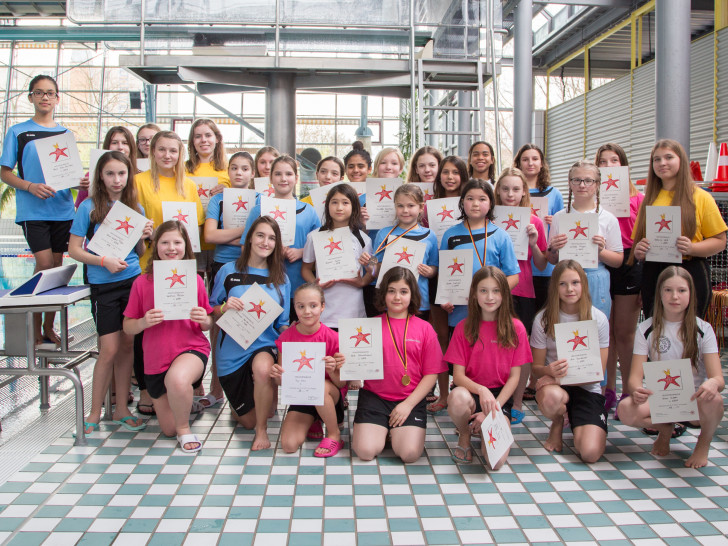 Teilnehmerinnen beim Seesterntest mit ihren Urkunden und Medaillen Foto: Martin Wogan