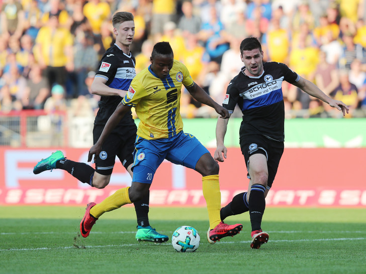 Für Suleiman Abdullahi und die Eintracht reichte es nicht zum Heimsieg gegen Bielefeld. Fotos: Agentur Hübner