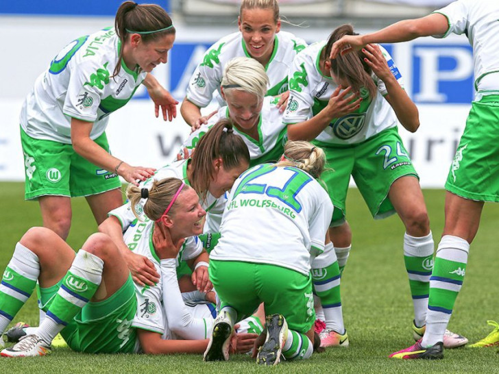 Hier jubeln die Damen des VfL Wolfsburg um Kapitänin Nilla Fischer noch zusammen. Heute stehen sie sich als Gegner gegenüber. Foto: Agentur Hübner.