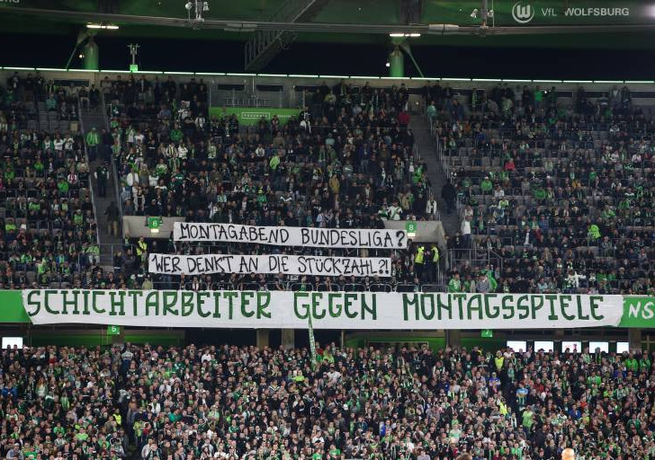 Fanprotest im Fanblock vom VfL Wolfsburg gegen Montagsspiele. Foto: imago/Christian Schroedter