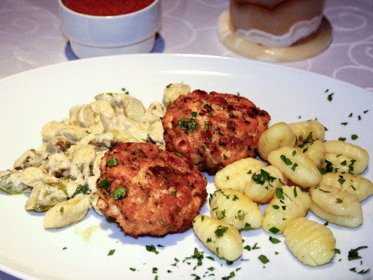 Spargelragout mit Lachsbouletten mit Gnocchi. Foto und Rezept: Stackebrandt