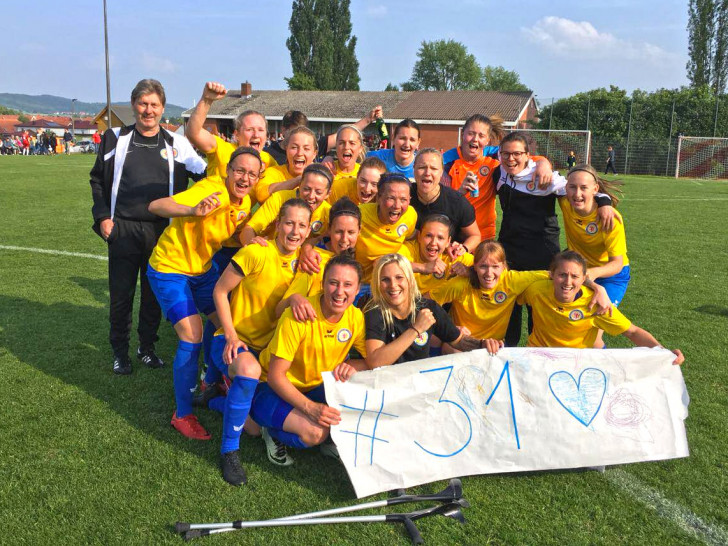 20 Spiele, 20 Siege - der Durchmarsch der Elf von Trainer Ronnie Worm (links, stehend) machte den frühzeitigen Aufstieg möglich. Foto: Kristina Gluth/BTSV