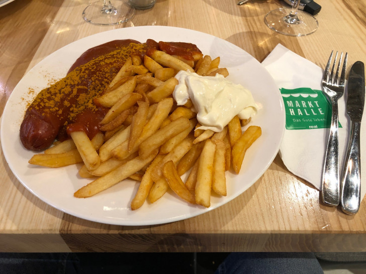 Wie lange wartet der hungrige Gast mittags in der Markthalle auf eine Currywurst mit Pommes? Eine halbe Stunde? 19, 16 oder acht Minuten? regionalKulinarisch.de ist dieser Frage einmal nachgegangen.  Foto: Marc Angerstein