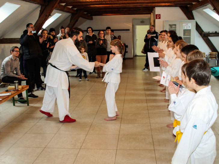 Stolz in den Augen der Eltern und Freude in den Gesichtern der Kinder gab es nach erfolgreicher Gürtelprüfung bei der Karateabteilung des MTV Braunschweig zu sehen. Prüfer Hakan Akin überreichte die Urkunden. Foto: MTV Braunschweig