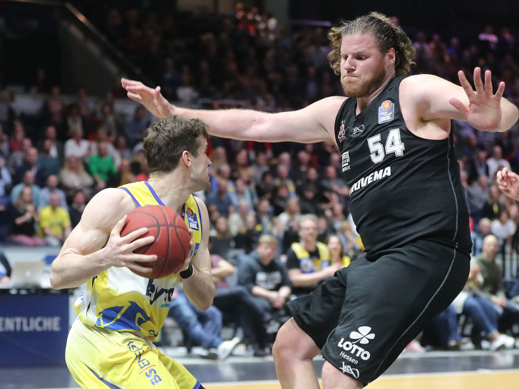 Gießens Big Man John Bryant ist eine echte Erscheinung. Hier in der vergangenen Saison gegen Braunschweigs Joe Rahon. Foto: Agentur Hübner