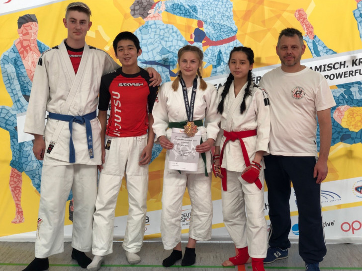 v.l.n.r.: Deutscher Vizemeister Leon Schrader, 7. Platz Henry Lai, 3.Platz Neele Röber, Deutsche Vizemeisterin Xiaotong Lai, Trainer Andreas Oeft. Foto: HSV/privat