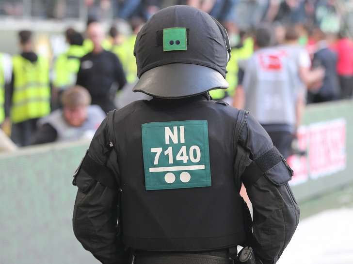 Die Polizei musste gegen Kölner Fans einschreiten. Foto: Agentur Hübner/Archiv