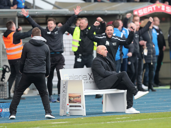 Cool, cooler, André Schubert: Auch, als es zum Spielende kein Halten mehr gab, blieb der Braunschweiger Trainer ganz bei sich. Fotos: Agentur Hübner