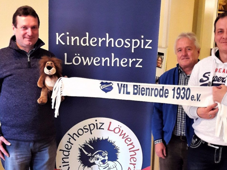 Der 1. Vorsitzende Horst Paliga, der Kassier Gerd Hoffmann und der Fussballabteilungsleiter Patrick Romstedt freuen sich auf das Spiel. Foto: Verein