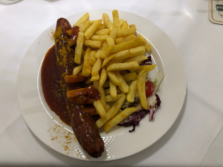 Man sieht es nicht. Man schmeckt es: Diese Currywurst ist hausgemacht. Foto: Marc Angerstein