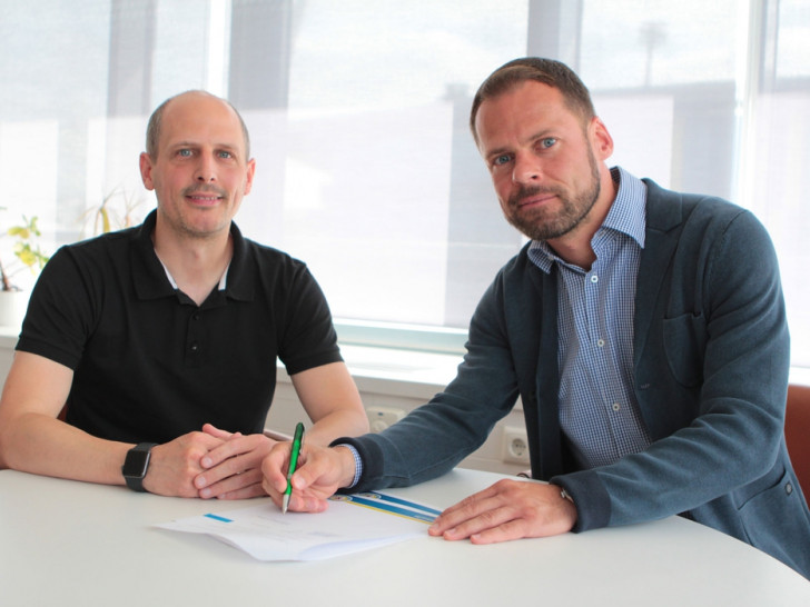 Nach längerer Anlaufzeit erfolgt nun offiziell der Neustart: Eintracht 2-Trainer Marcus Danner (li.) und Löwen-Geschäftsführer Wolfram Benz bei der Vertragsunterzeichnung.