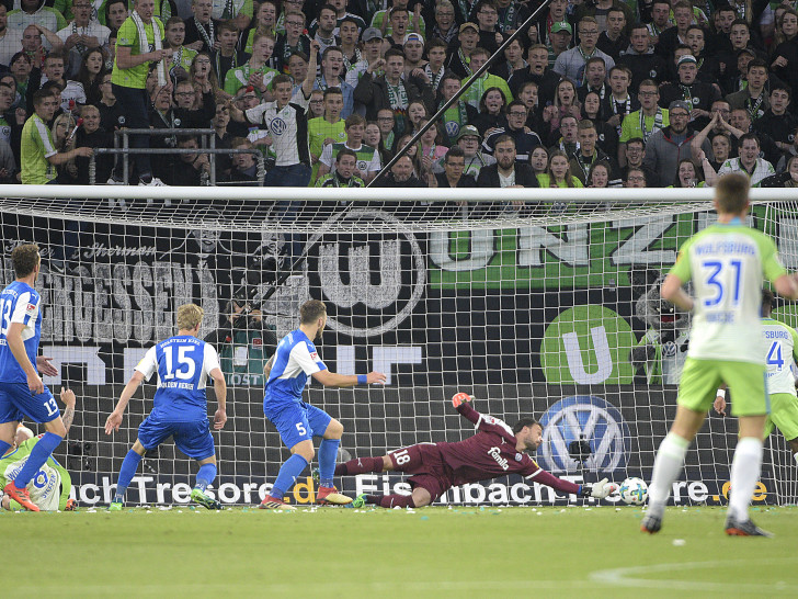 Divock Origi staubt ab zum 1:0. Am Ende gewann der VfL Wolfsburg Spiel 1 mit 3:1. Foto: imagemoove