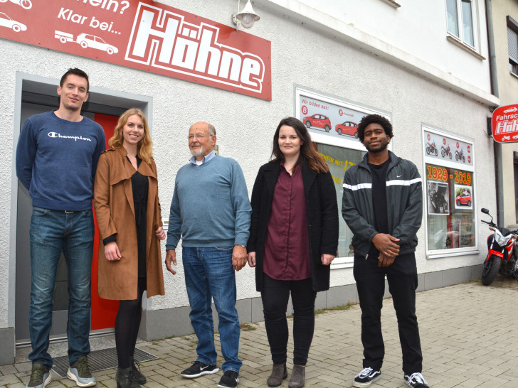 Vor der Fahrschule Höhne (von links): Mirko Derek, Franka Schulmann, Uwe Höhne, Julia Lietzmann und Keith Hayes. Foto: MTV Herzöge