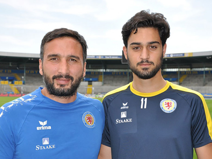 Salih Ayaz mit Trainer Deniz Dogan. Er wird zukünftig die 11 Tragen. Foto: eintracht.com