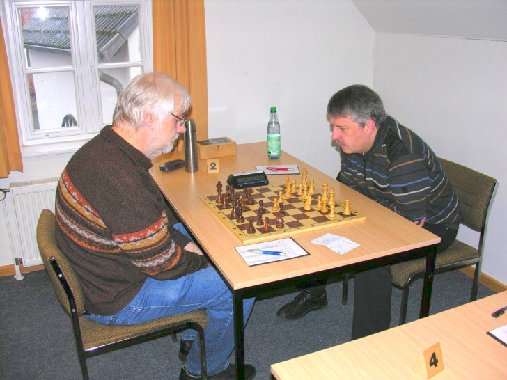 Wolfgang Klettke (links) bei seinem Sieg mit Schwarz an Brett 2. Foto: Schulz