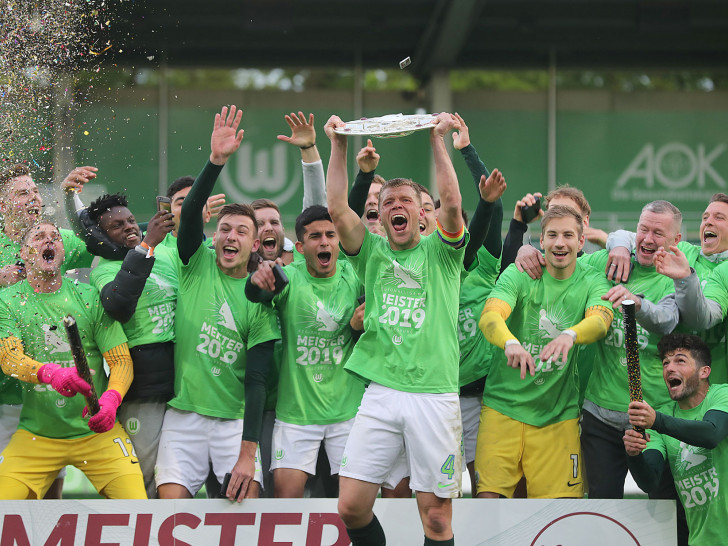 (Beinahe) am Ziel: Kaüpitän Julian Klamt streckt die Schale in den Wolfsburger Himmel. Der Meisterfeier folgt die Relegation für die 3. Liga. Fotos: Agentur Hübner