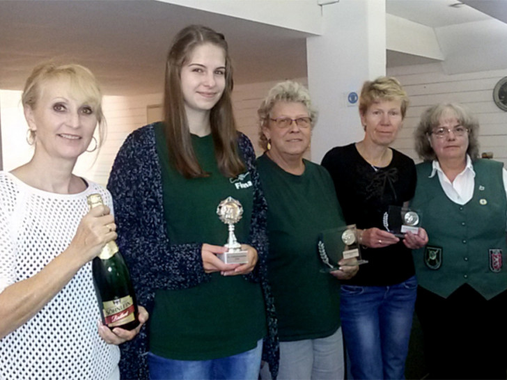 Von links: Sabine Neubacher, Fiona Dering, Rita Meyer, Simone Bertram, Kreisdamenleiterin Dagmar Reddehase. Foto: privat