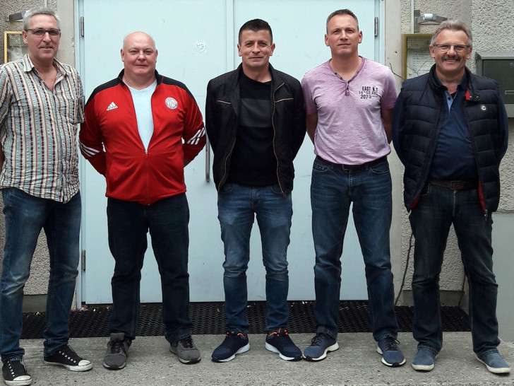 Trainervorstellung beim LSV (vlnr): Ulrich Kramer (Abteilungsleiter Fußball), Lutz Hintze (Fußballobmann u. Trainer 2. Herren), Reuf Vuckic (Trainer), Timo Kleber (Co-Trainer), Horst Siedentopf (1.Vorsitzender). Foto: LSV/privat