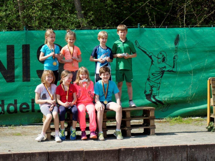 Siegerehrung der Jungen Sportler beim Kids on Court Tennis Turnier Foto: VfR Weddel