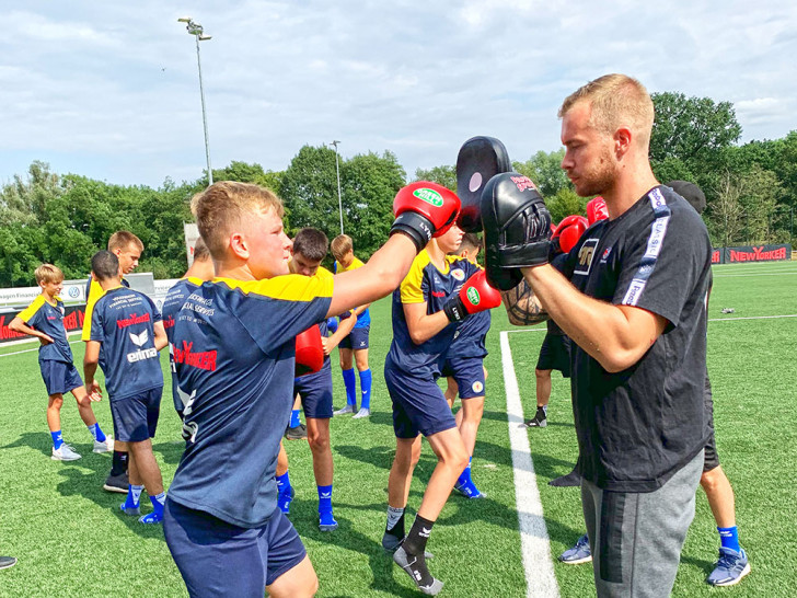 Der Profiboxer besuchte das Training der U15 von Eintracht Braunschweig und gab den Jungs wertvolle Tipps mit auf den Weg. Foto: Eintracht Braunschweig
