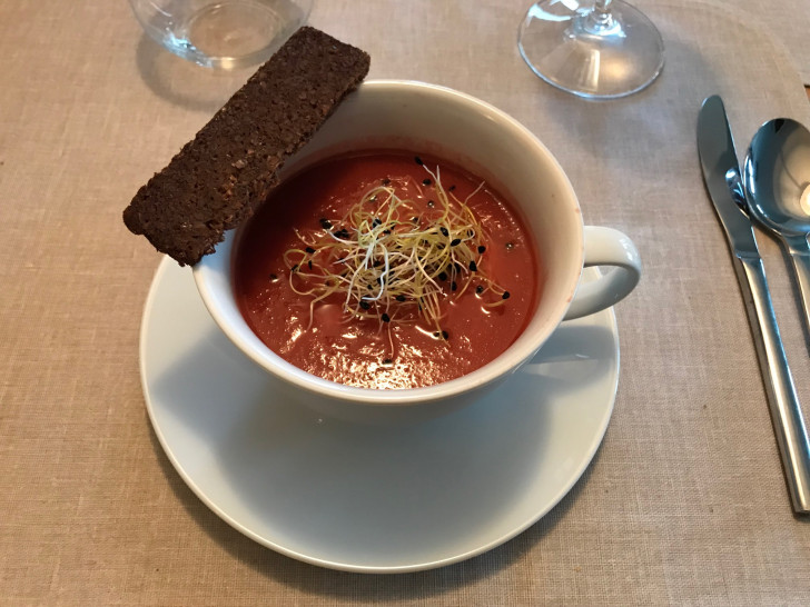 Wir haben die Suppe heiß in großen Tassen serviert. Wenn sie im Sommer kalt serviert werden soll, ist das Abfüllen in Gläser zu empfehlen... Foto: Marc Angerstein