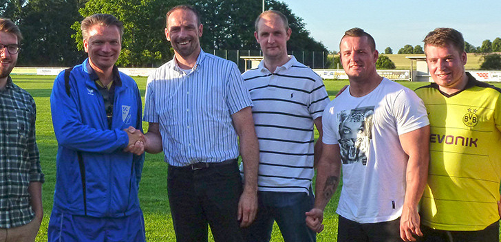 

Niklas Beinlich (Fußballobmann), Carsten Frank(Trainer u. 1. Vors. Gr. Stöckheim), Andreas Maniora (1. Vors. Thiede), Tom Daedelow (Sportlicher Leiter), Christopher Rösler (Co-Trainer), Christian Röser (Betreuer) und Rösler Junior. Foto: privat