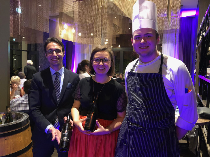 Marco Makowski, Louisa Maria Kretschmer und Timo Reimann waren sehr gute Gastgeber und sorgten für einen genussvollen Winzerabend im Steigenberger Parkhotel an der Oker. Fotos: Marc Angerstein