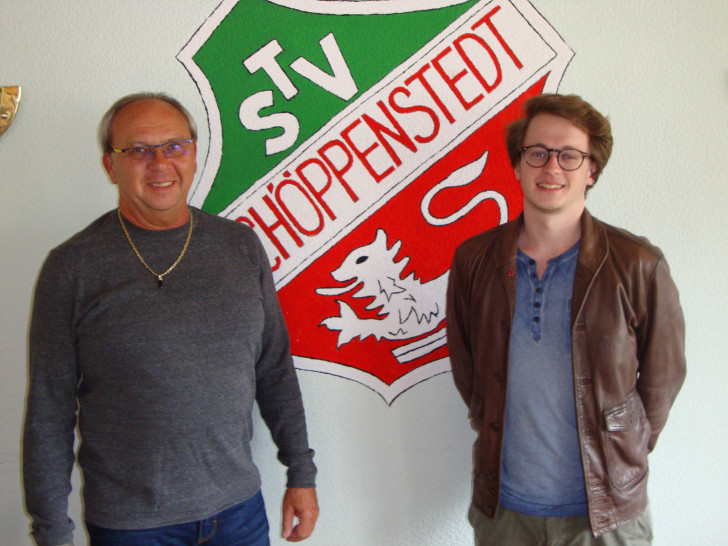 TSV-Vorsitzender Werner Isensee (links) begrüßt Janek Lühr im Vorstand des TSV Schöppenstedt. Foto: Verein