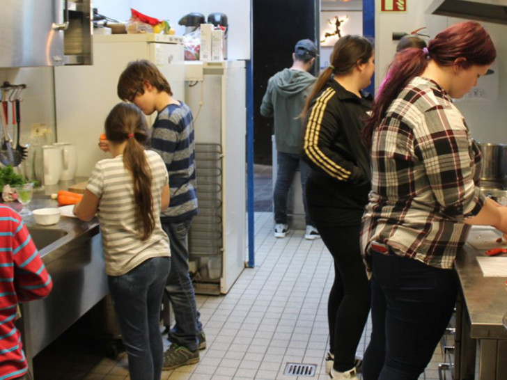 Beim perfekten Osterdinner wurde gemeinsam ein drei Gänge Menü gezaubert. Fotos: Jugendfreizeitzentrum