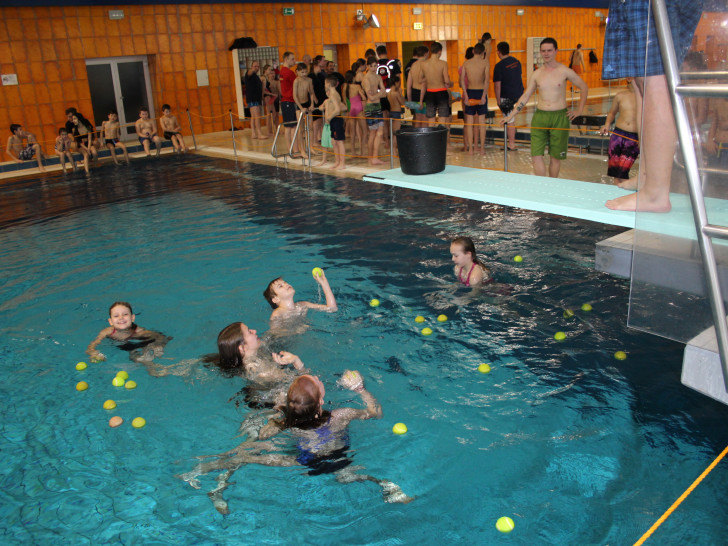 An fünf verschiedenen Stationen in und an den vier Schwimmbecken konnten sich die Kinder und Jugendlichen beweisen. Fotos: Kreisjugendfeuerwehr