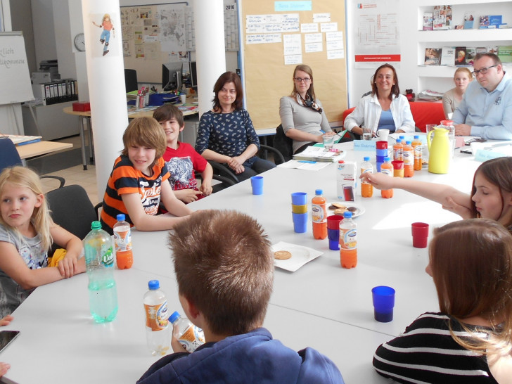 Mitglieder des Kinderbeirates diskutieren mit der Vertretern des Teams Schulverpflegung und der Schulverpflegungs GmbH über das Schulmittagessen. Foto: Stadt Wolfsburg