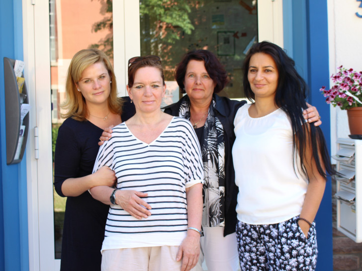Von links: Inga Schmidt (Pädagogische Leitung), Susanne Goldbach (Mitarbeiterin), Ulrike Hesselbach (Vorsitzende) und Nurcan Zeren (Mitarbeiterin). Foto: Max Förster 