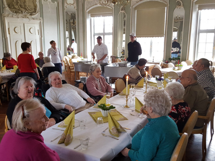 Festliches Lachsessen der Seniorenbetreuung Schloß Schliestedt. Foto: Privat