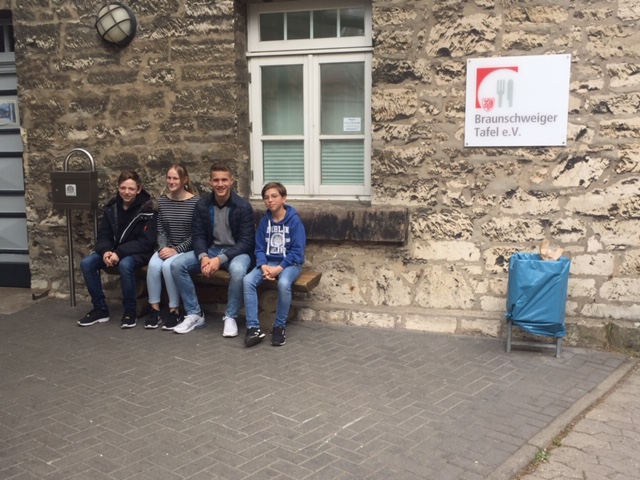 Die Schüler der AG vor der Tafel.

Foto: Christopherusschule Braunschweig