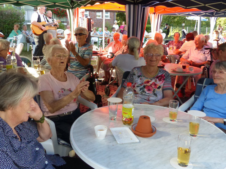Bewohner und Gäste feierten den Sommer. Foto: Alloheim Senioren-Residenz "Am Lindenberg"
