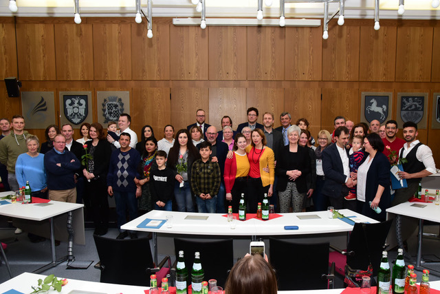 Die Neubürger zusammen mit der Landrätin Christiana Steinbrügge. Fotos: Tanja Bischoff