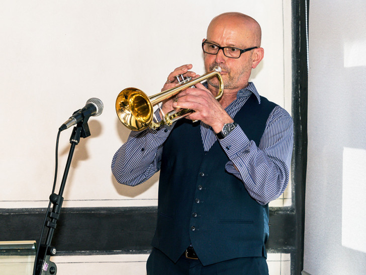 Géza Gál ehrt den polnischen Jazz-Trompeter Tomasz Stańko im Hoffmann-von-Fallersleben-Museum. Foto: Peter Riewaldt