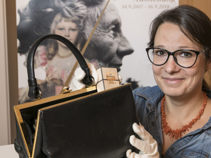 Museumsdirektorin Dr. Ulrike Sbresny inspizierte die letzte von Victoria Luise genutzte Handtasche
Foto: Schlossmuseum/Peter Sierigk