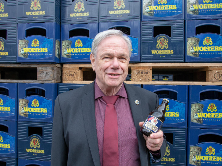 Peter Lehna, Geschäftsführer der Wolters Brauerei, präsentiert eine der 3 Millionen Flaschen, die auf den walk4help hinweisen. Foto: Volksbank BraWo