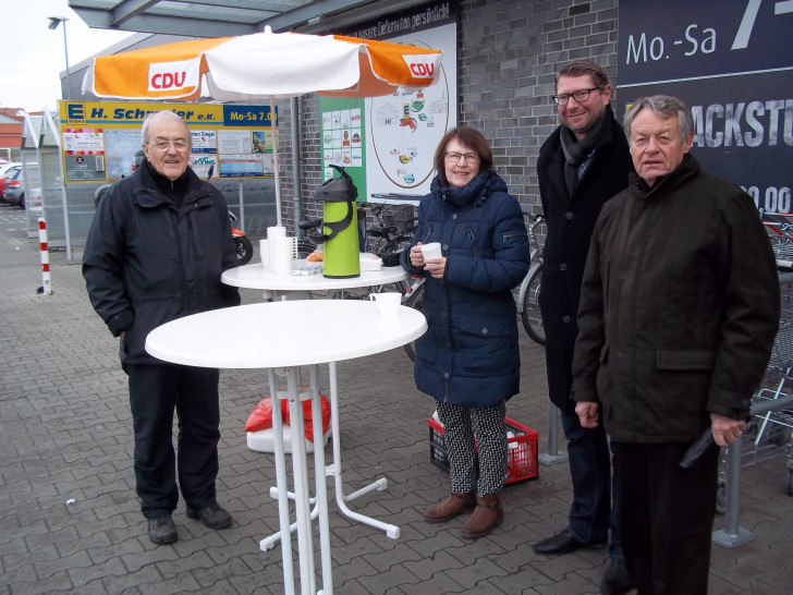 CDU-Gemeinderatsmitglieder beim jüngsten CDU-Café-Treff von links nach rechts: Johann Seifert, Annegrit Helke, Marco Kelb (Bürgermeister), Dr. Manfred Bormann (CDU/FDP-Gruppenvorsitzender). Foto:privat