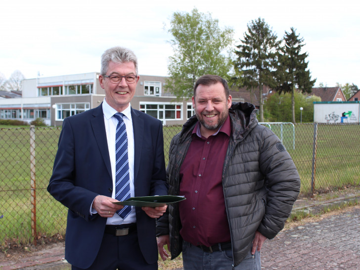 Samtgemeindebürgermeister Rüdiger Fricke und Gemeindebürgermeister Mark Kreutzberg am zukünftigen Kita-Standort. Foto: Christoph Böttcher