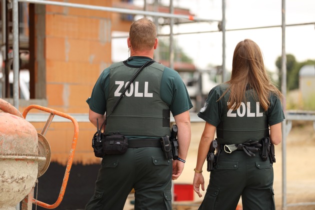 Zöllner kontrollierten Schwarzarbeiter auf einer Wolfsburger Baustelle. Symbolbild: ZOLL