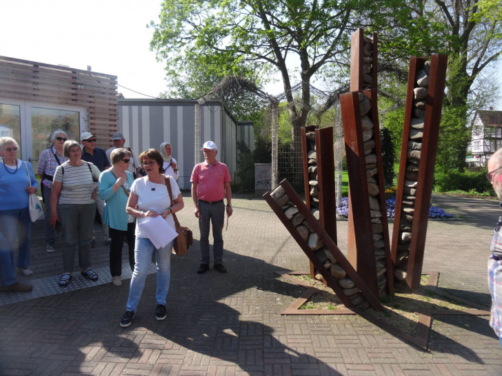 Das Denkmal für die aus Wolfenbüttel vertriebenen jüdischen Mitbürger befindet sich am Harztorplatz. Fotos: AG Altstadt; Kunstverein