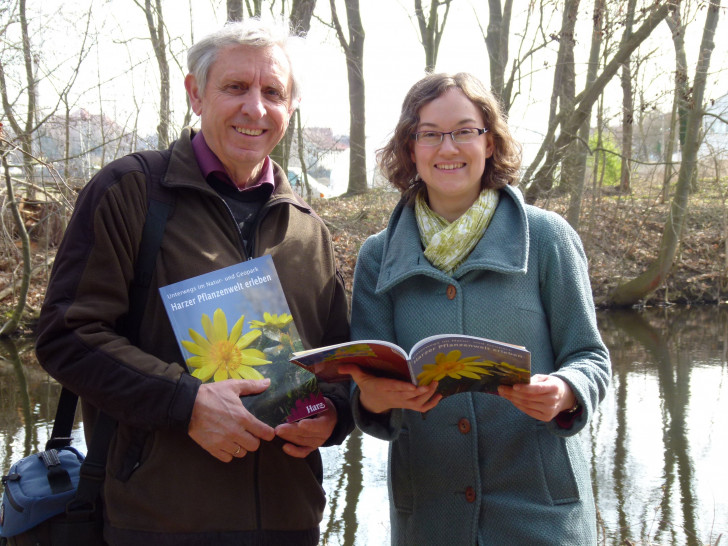 Dr. Hans-Ulrich Kison und Isabel Reuter mit dem Pflanzenführer „Unterwegs im Natur- und Geopark. Harzer Pflanzenwelt erleben“. Foto: Chris Wohlfeld