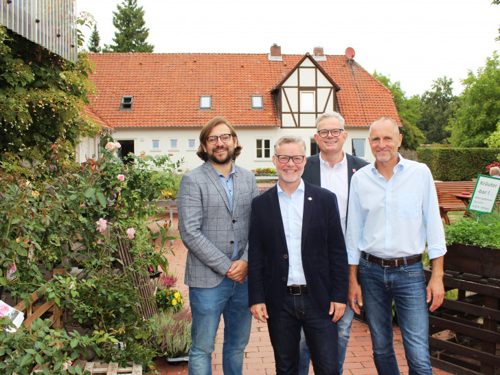 Freuen sich über die Eröffnung des „Grünen Zentrums“ (von links): Hans Henning Müller (Geschäftsführer Mehrwerk gGmbH), Helge Staack (Abteilungsleiter Werkstätten/Mehrwerk gGmbH), Marcus Eckhoff (Geschäftsführer Mehrwerk gGmbH) und Olaf Redlin (Standortleitung „Grünes Zentrum“). Foto: Evangelische Stiftung Neuerkerode