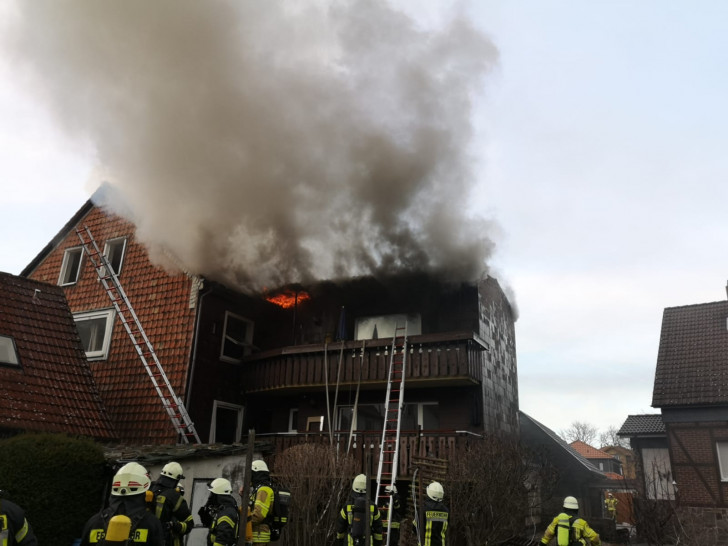 Noch vor Anbruch des nächsten Morgens nach dem verheerenden Hausbrand in Oker regt sich in Goslar Hilfsbereitschaft. Foto: aktuell24(KR)