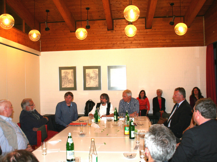 Der Landtagsabgeordnete der Grünen Hans-Joachim Janßen diskutierte in Abbenrode mit Landwirten über die Agrarpolitik der Grünen. Foto: privat