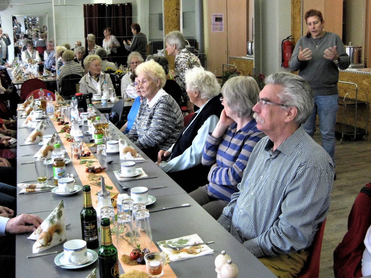 Die lange gemütliche Tafel der AWO-Braunkohlesser im C83 während der Eröffnungsrede des Vorsitzenden Hans-Jochachim Kröger. Foto: AWO