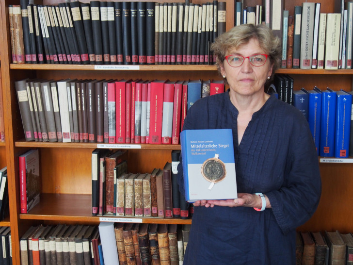 Kunsthistorikerin Dr. Barbara Klössel-Luckhardt wird ihr neues Buch „Mittelalterliche Siegel des Urkundenfonds Walkenried“ vorstellen. Foto: Stiftung Braunschweigischer Kulturbesitz