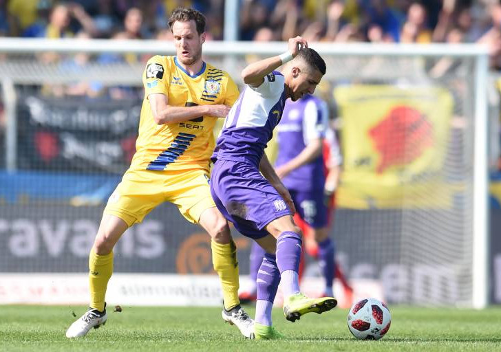 Gebrauchter Tag: Stephan Fürstner im Zweikampf mit Anas Ouahim. Der Braunschweiger Mannschaftskapitän sah die 5. Gelbe Karte. Foto: imago/osnapix